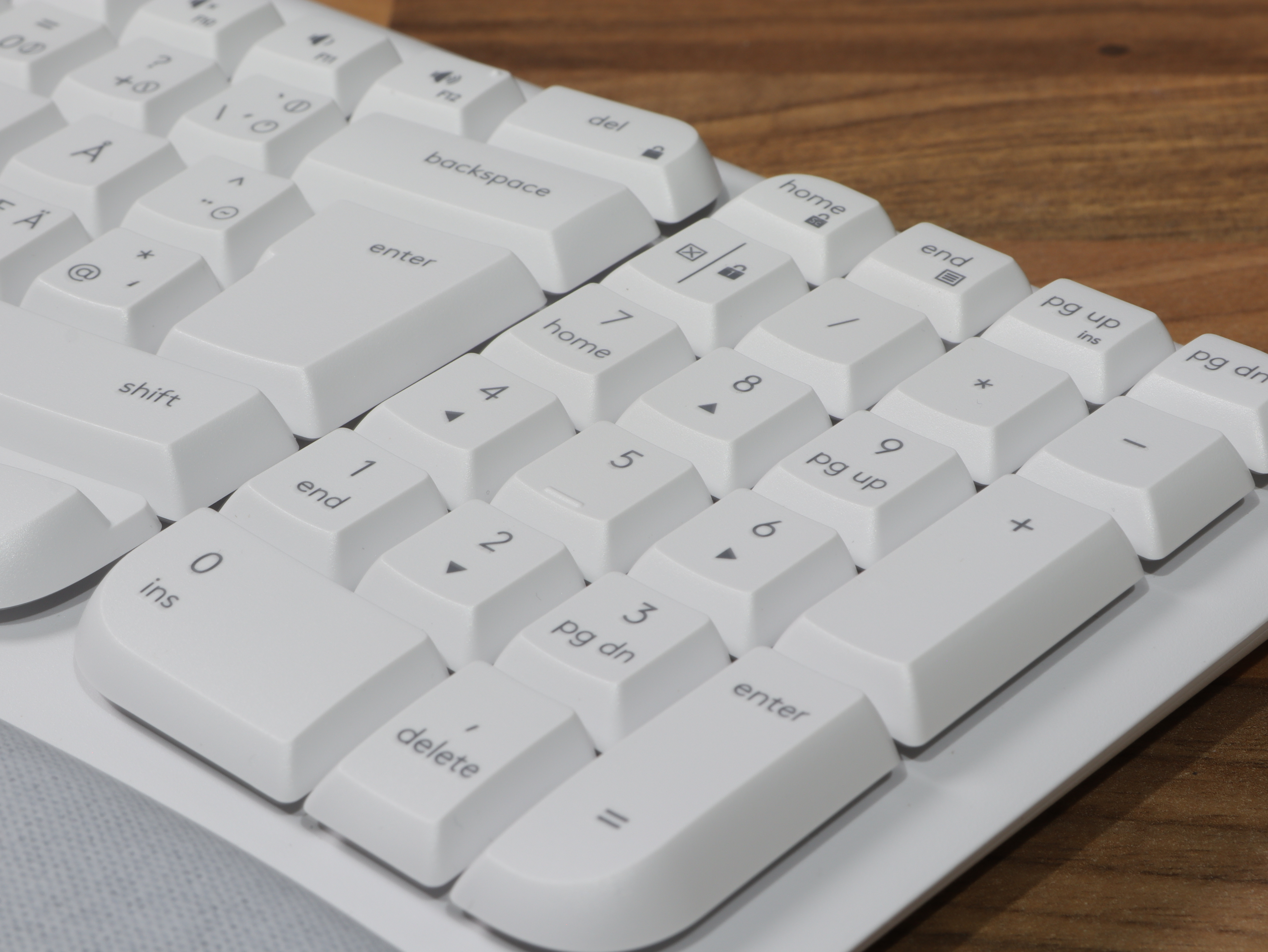 keyboard keys multiOS CO2-neutral Logitech comfort ergonomic accommodation Waves options+ multifunction.JPG